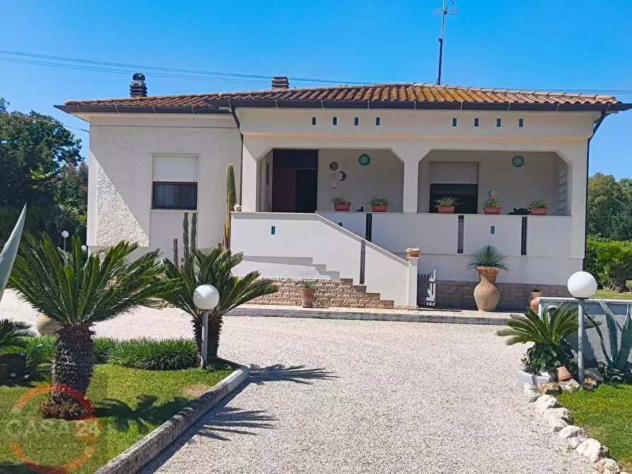 Immagine 3 di Villa in vendita  in via Pontina km 80 a Latina