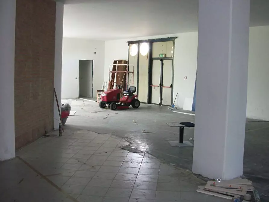 Immagine 2 di Attività commerciale in affitto  in Via emilia 123 a Pisa