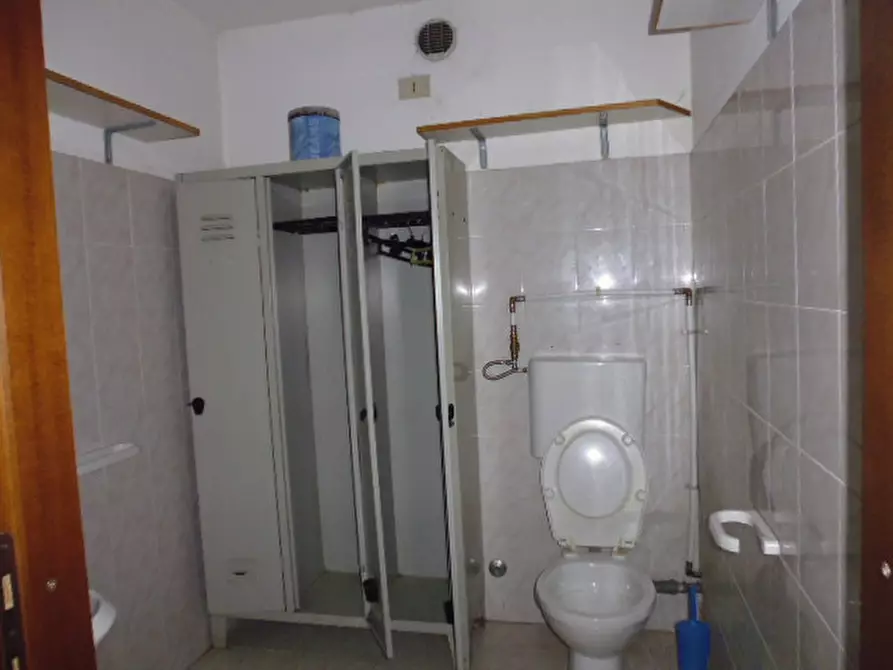 Immagine 4 di Attività commerciale in affitto  in via Tosco Romagnola 153 a Cascina