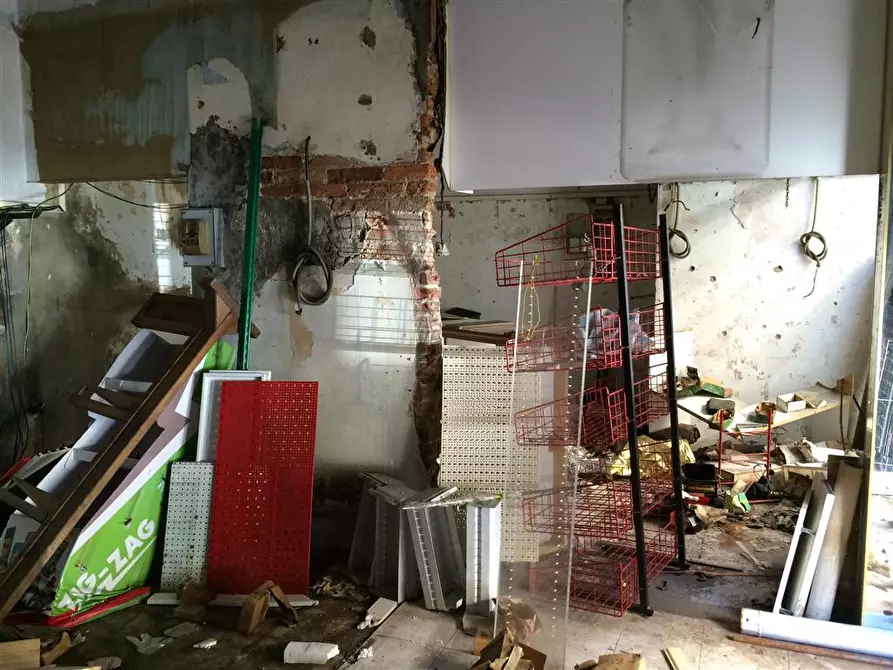 Immagine 3 di Attività commerciale in affitto  in via borsi 30 a Livorno