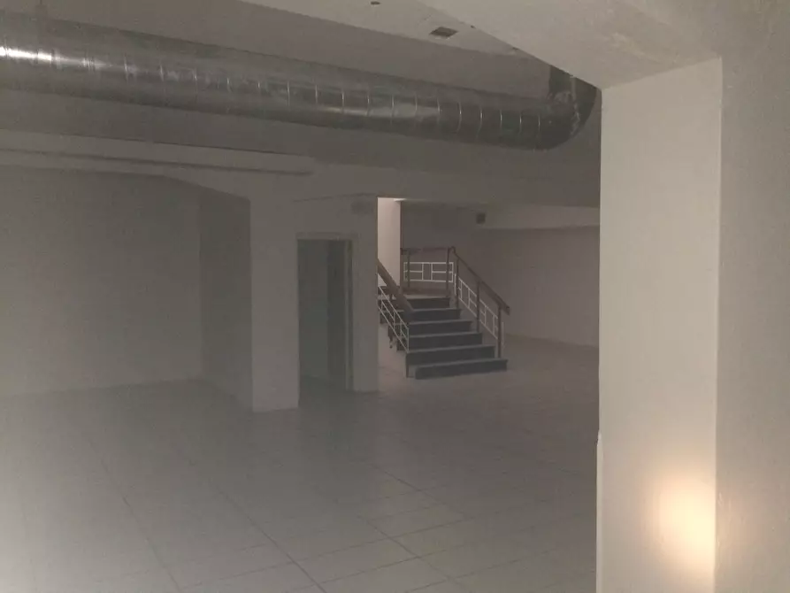 Immagine 6 di Attività commerciale in affitto  in corso italia a Pisa