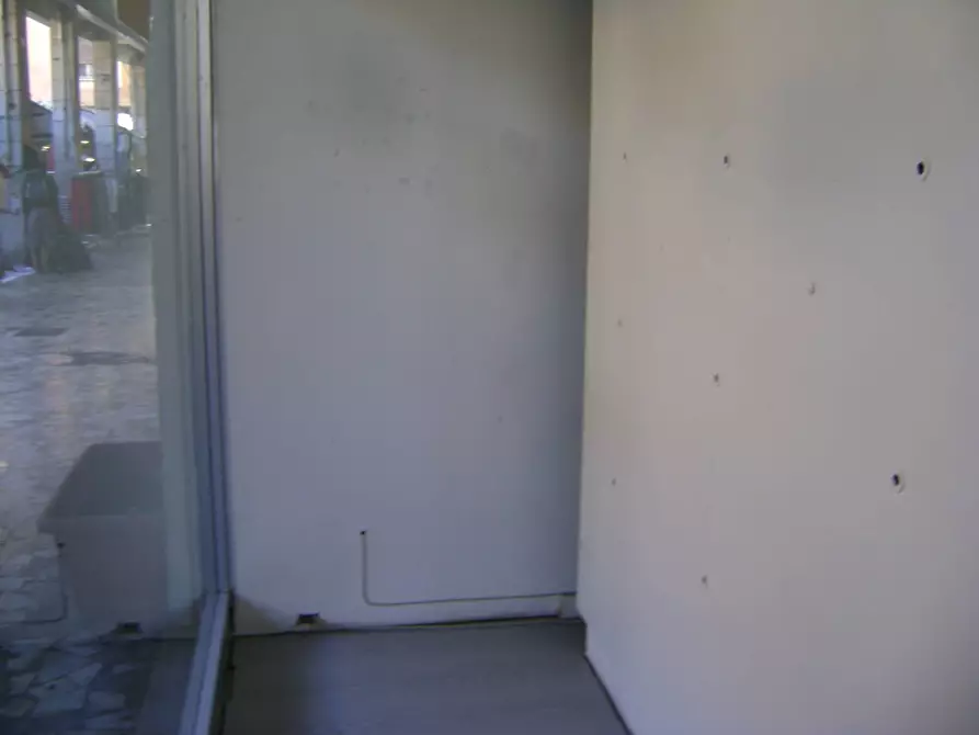 Immagine 6 di Attività commerciale in affitto  in Via Di Franco 1 a Livorno