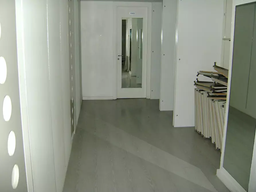Immagine 3 di Attività commerciale in affitto  in Via Di Franco 1 a Livorno