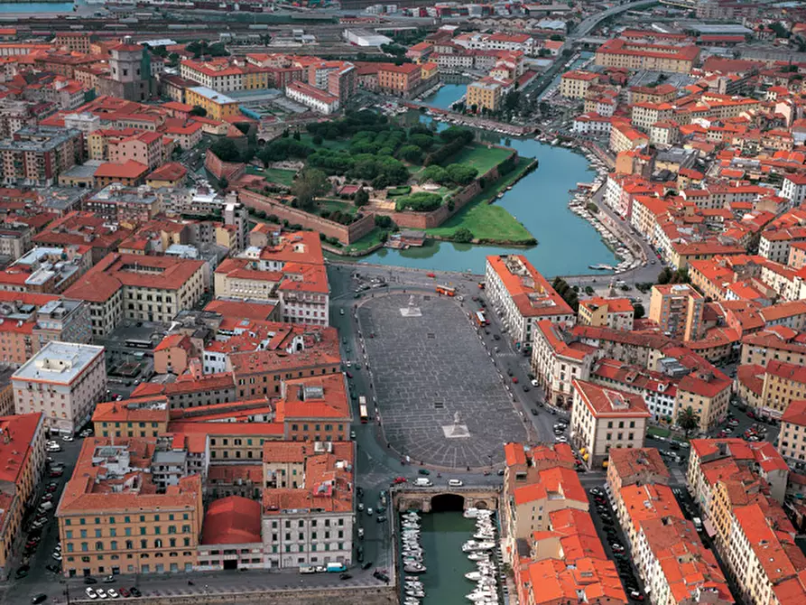 Immagine 3 di Attività commerciale in affitto  in Via Grande a Livorno