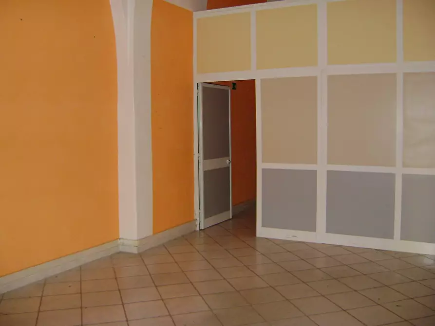 Immagine 2 di Attività commerciale in affitto  in Piazza Elia Benamozegh a Livorno