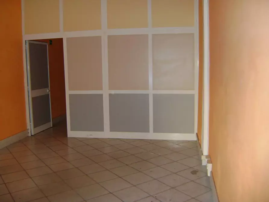 Immagine 3 di Attività commerciale in affitto  in Piazza Elia Benamozegh a Livorno