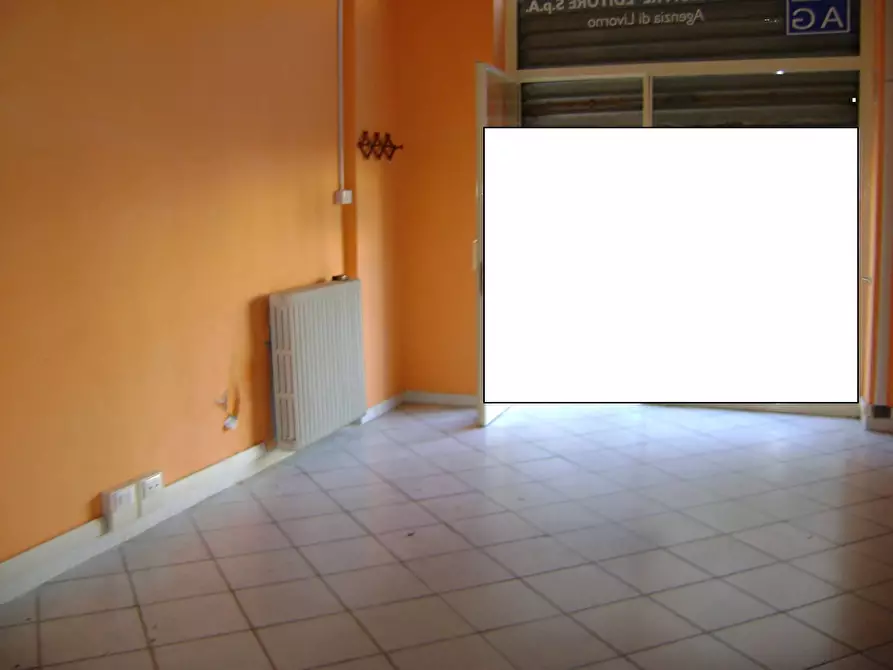 Immagine 5 di Attività commerciale in affitto  in Piazza Elia Benamozegh a Livorno
