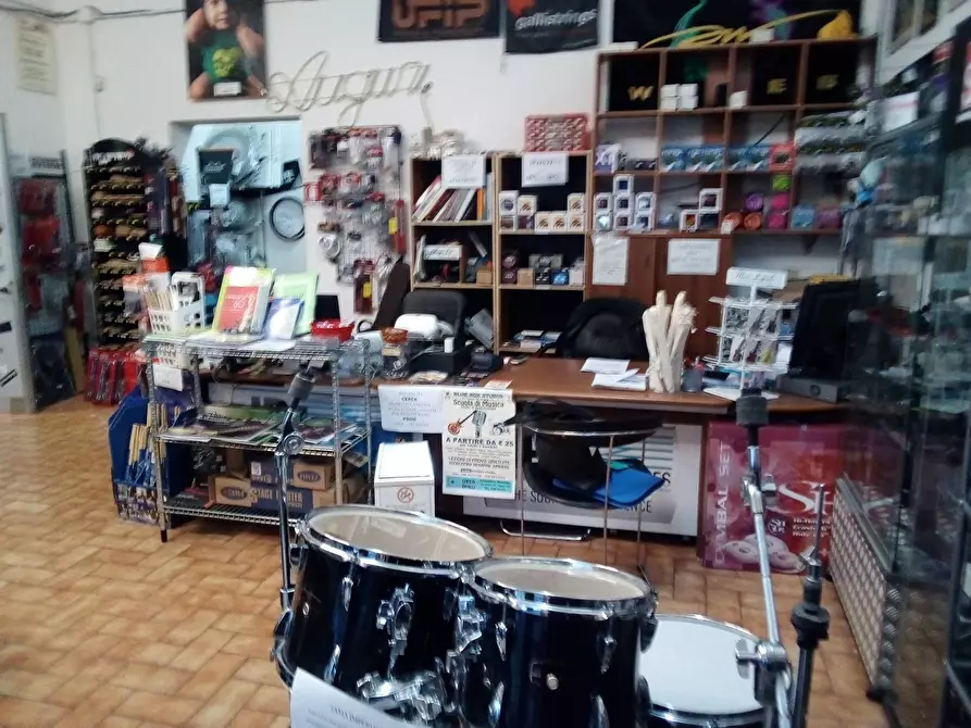 Immagine 2 di Attività commerciale in affitto  in Via ugo la malfa 33 a Collesalvetti