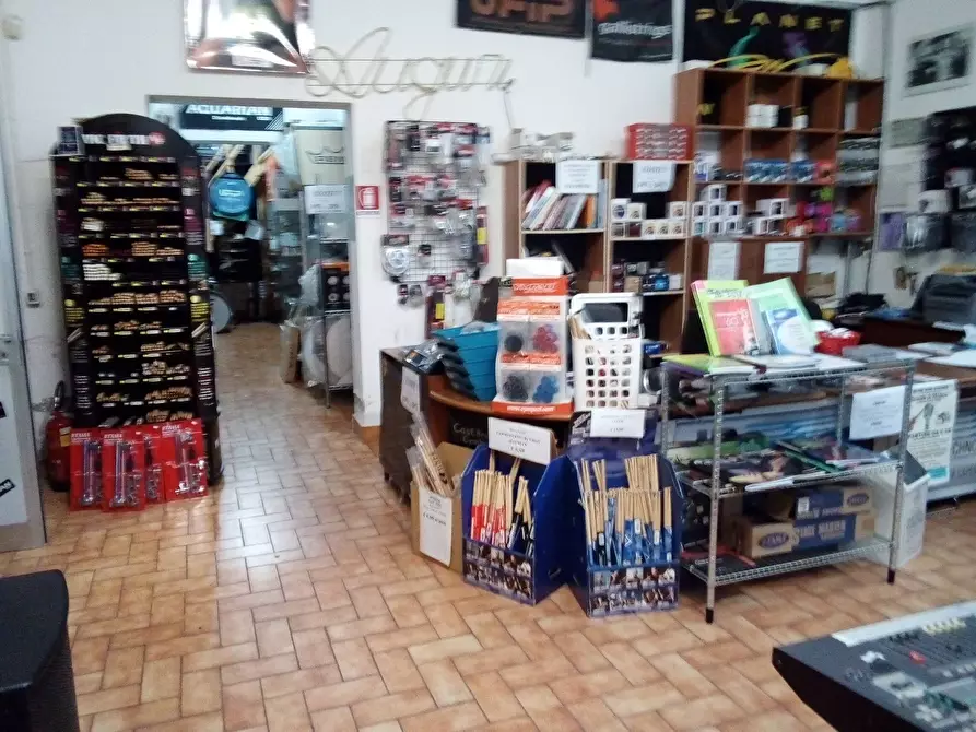 Immagine 3 di Attività commerciale in affitto  in Via ugo la malfa 33 a Collesalvetti