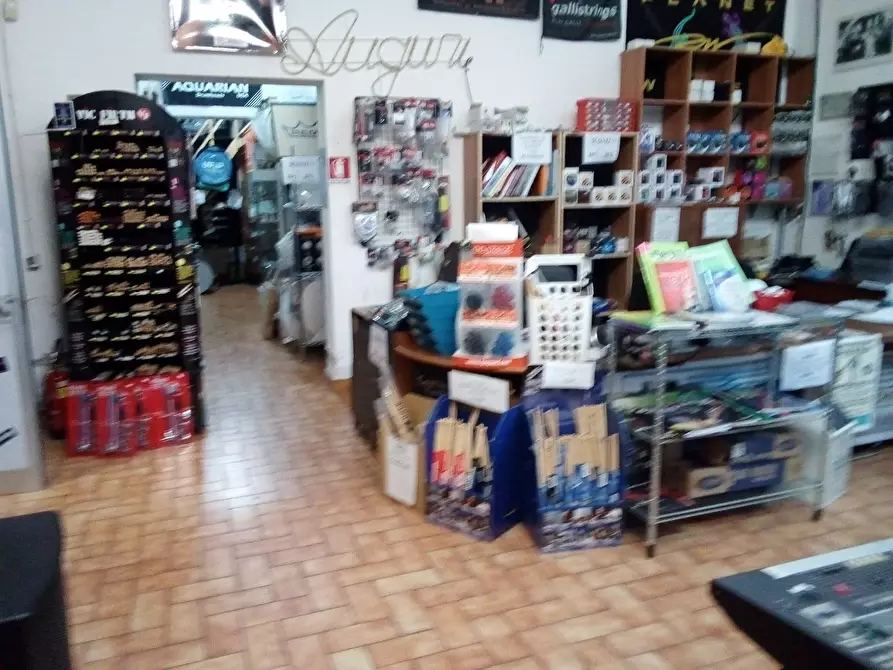 Immagine 4 di Attività commerciale in affitto  in Via ugo la malfa 33 a Collesalvetti