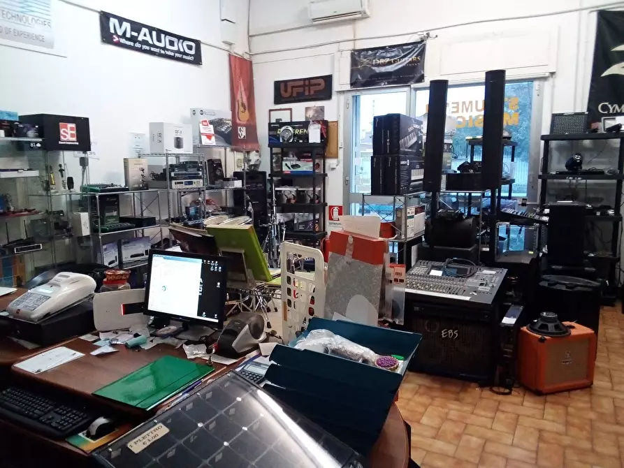 Immagine 6 di Attività commerciale in affitto  in Via ugo la malfa 33 a Collesalvetti