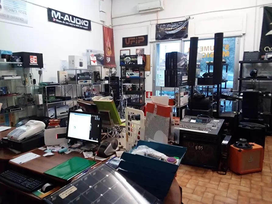 Immagine 7 di Attività commerciale in affitto  in Via ugo la malfa 33 a Collesalvetti