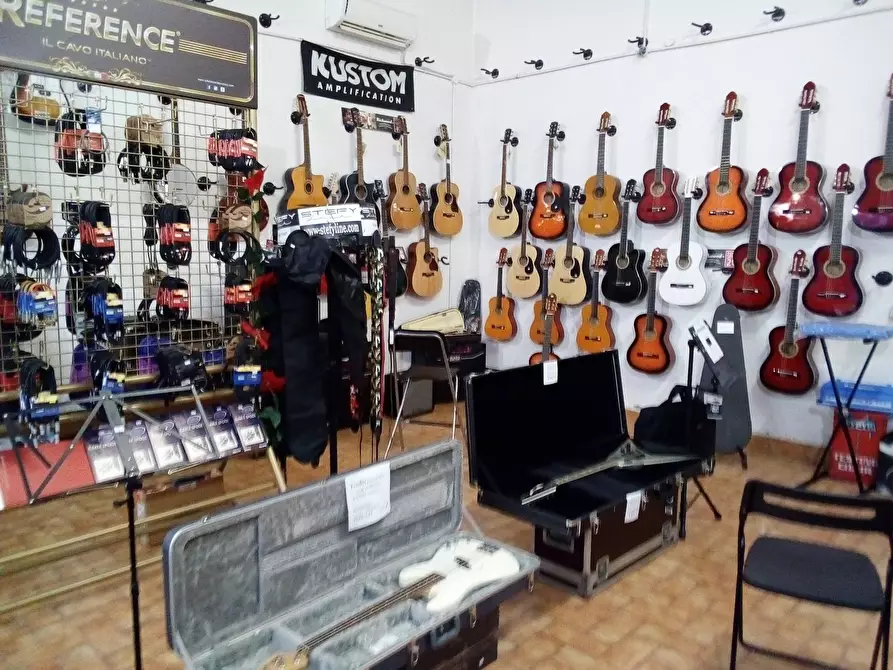 Immagine 10 di Attività commerciale in affitto  in Via ugo la malfa 33 a Collesalvetti