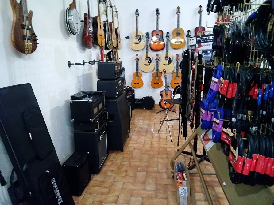 Immagine 11 di Attività commerciale in affitto  in Via ugo la malfa 33 a Collesalvetti