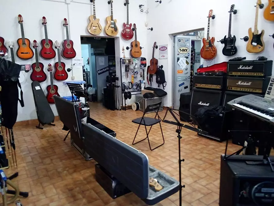 Immagine 12 di Attività commerciale in affitto  in Via ugo la malfa 33 a Collesalvetti