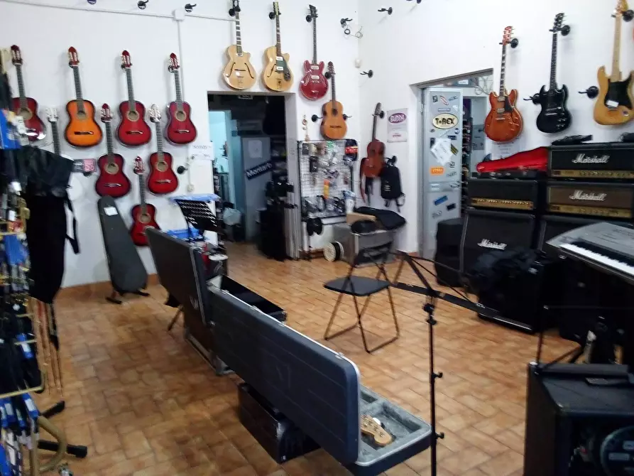 Immagine 13 di Attività commerciale in affitto  in Via ugo la malfa 33 a Collesalvetti