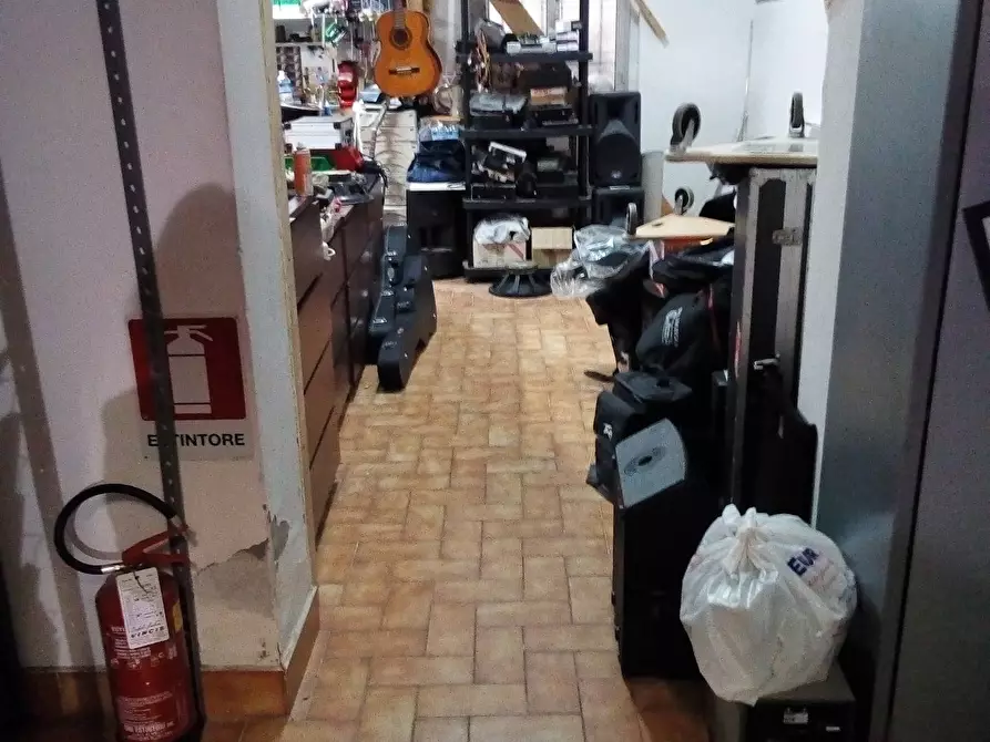 Immagine 15 di Attività commerciale in affitto  in Via ugo la malfa 33 a Collesalvetti