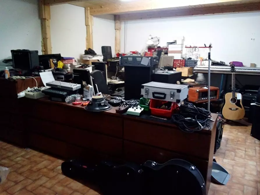 Immagine 17 di Attività commerciale in affitto  in Via ugo la malfa 33 a Collesalvetti