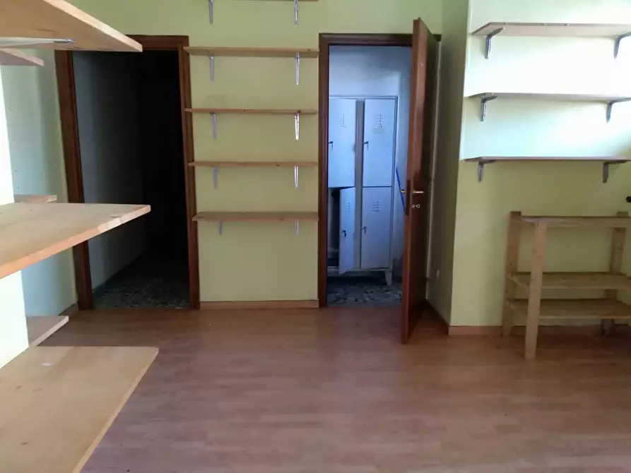 Immagine 2 di Attività commerciale in affitto  in Via Fonda a Pisa