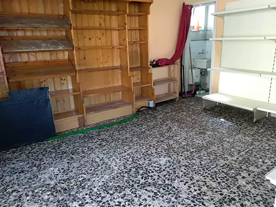 Immagine 8 di Attività commerciale in affitto  in Via Fonda a Pisa