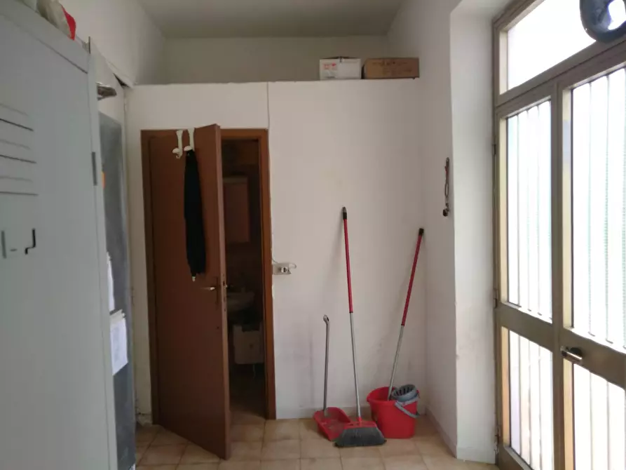 Immagine 2 di Attività commerciale in affitto  in Via Emilia a Pisa