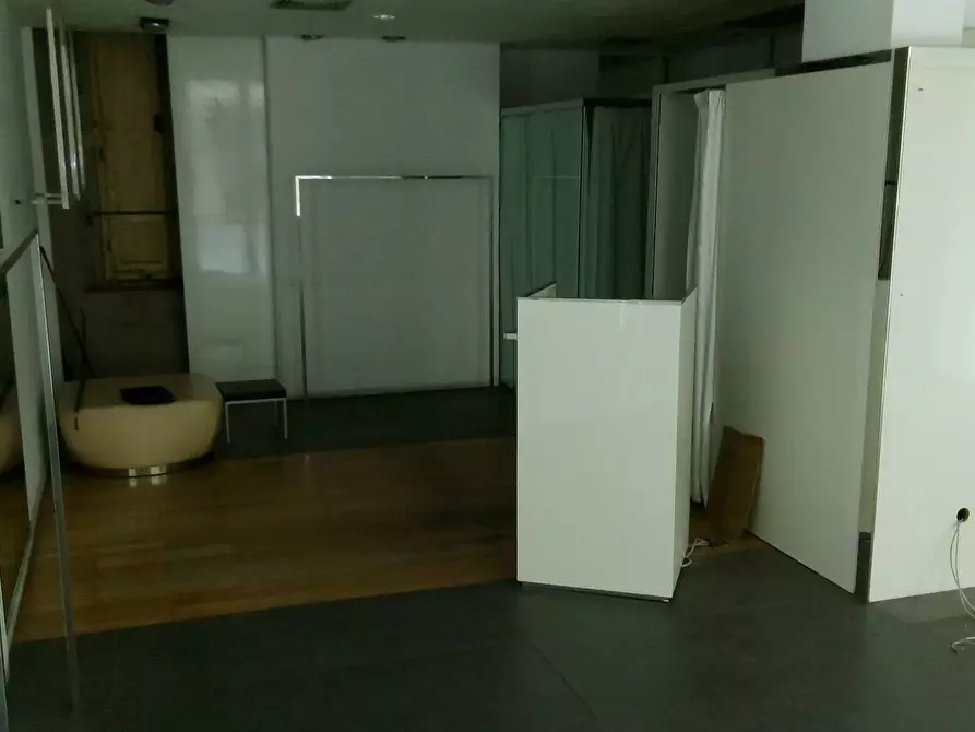 Immagine 2 di Attività commerciale in affitto  in Corso Amedeo 128 a Livorno
