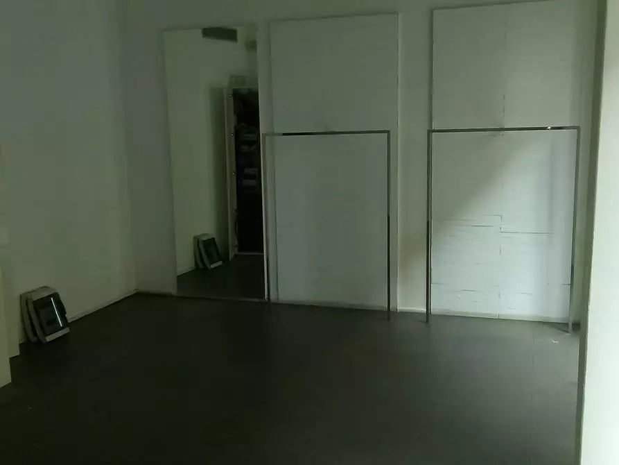 Immagine 4 di Attività commerciale in affitto  in Corso Amedeo 128 a Livorno