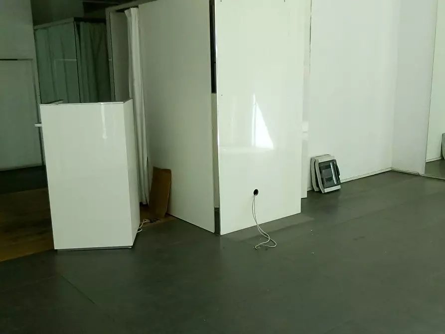 Immagine 6 di Attività commerciale in affitto  in Corso Amedeo 128 a Livorno