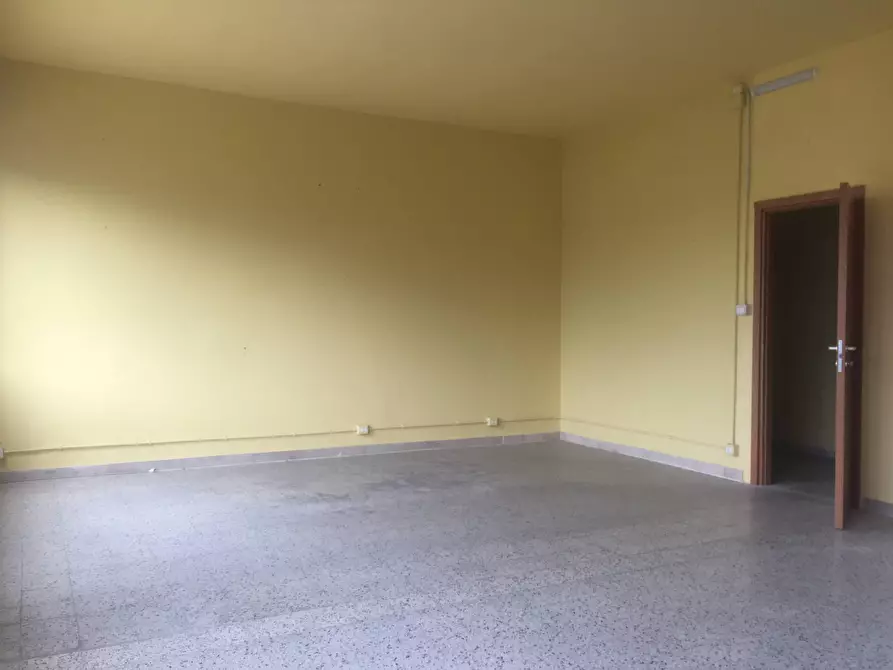 Immagine 6 di Attività commerciale in affitto  in savonarola a Lucca