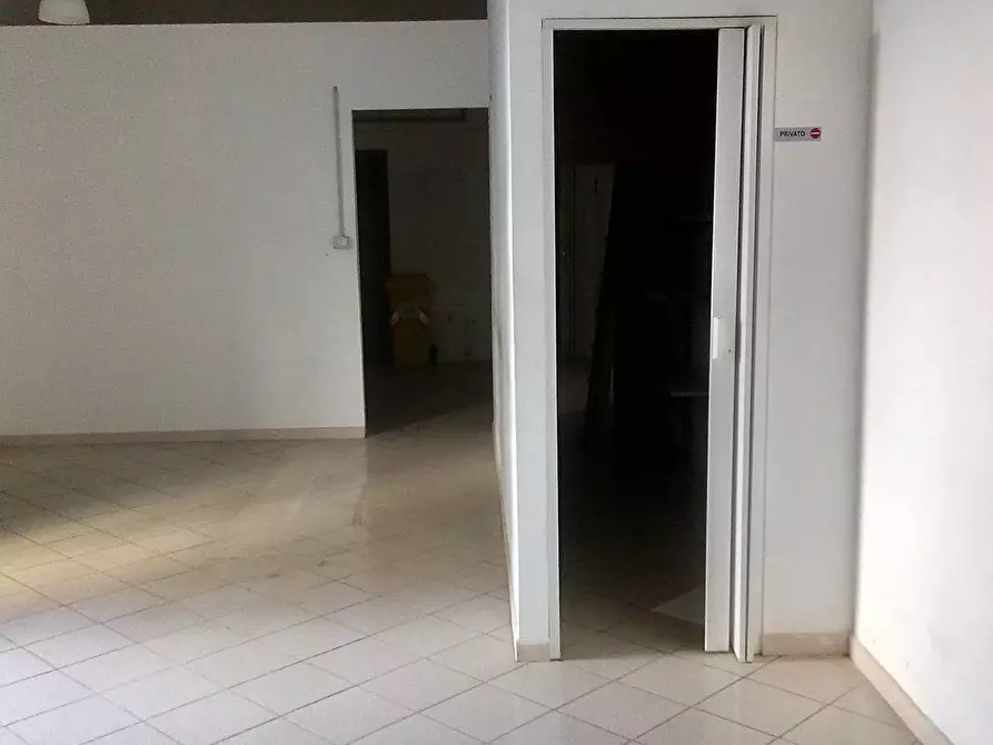 Immagine 5 di Attività commerciale in affitto  in Via Gugliermo Marconi 15 a Livorno