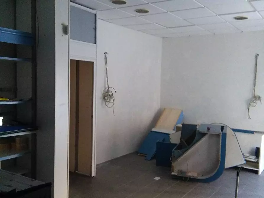 Immagine 5 di Attività commerciale in affitto  in Via delle Navi a Livorno