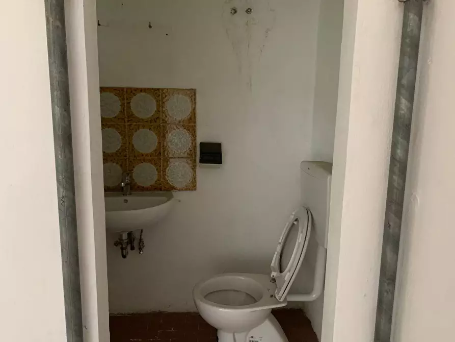 Immagine 12 di Attività commerciale in affitto  in via nazionale a Lucca