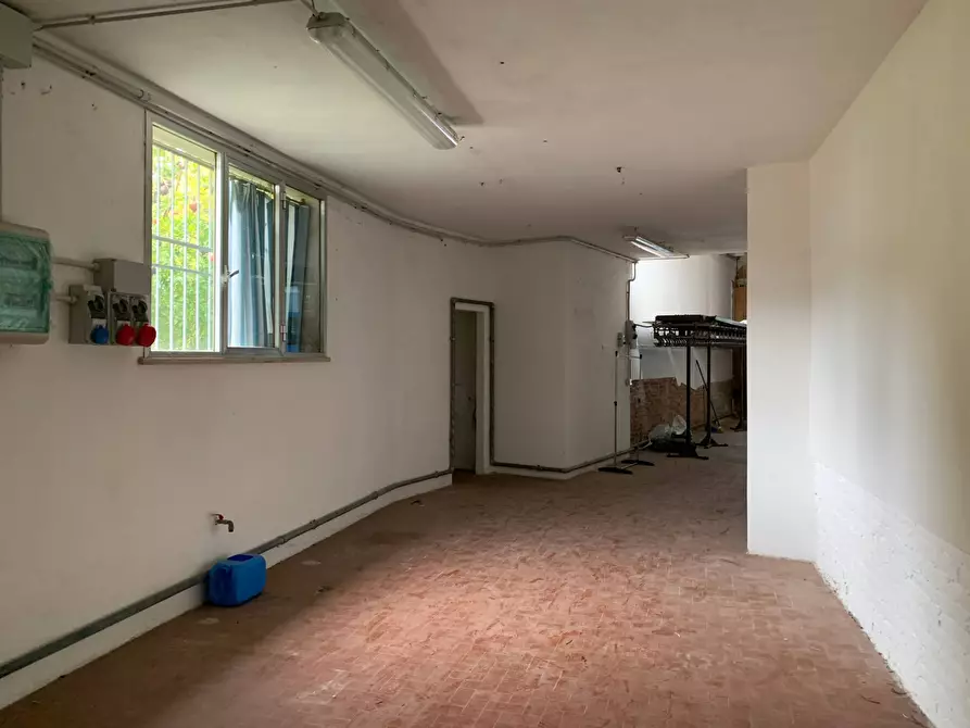 Immagine 6 di Attività commerciale in affitto  in via nazionale a Lucca