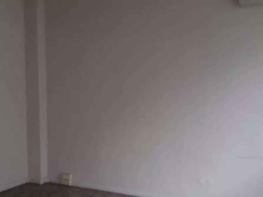 Immagine 10 di Ufficio in affitto  in via ugo la malfa a Cascina