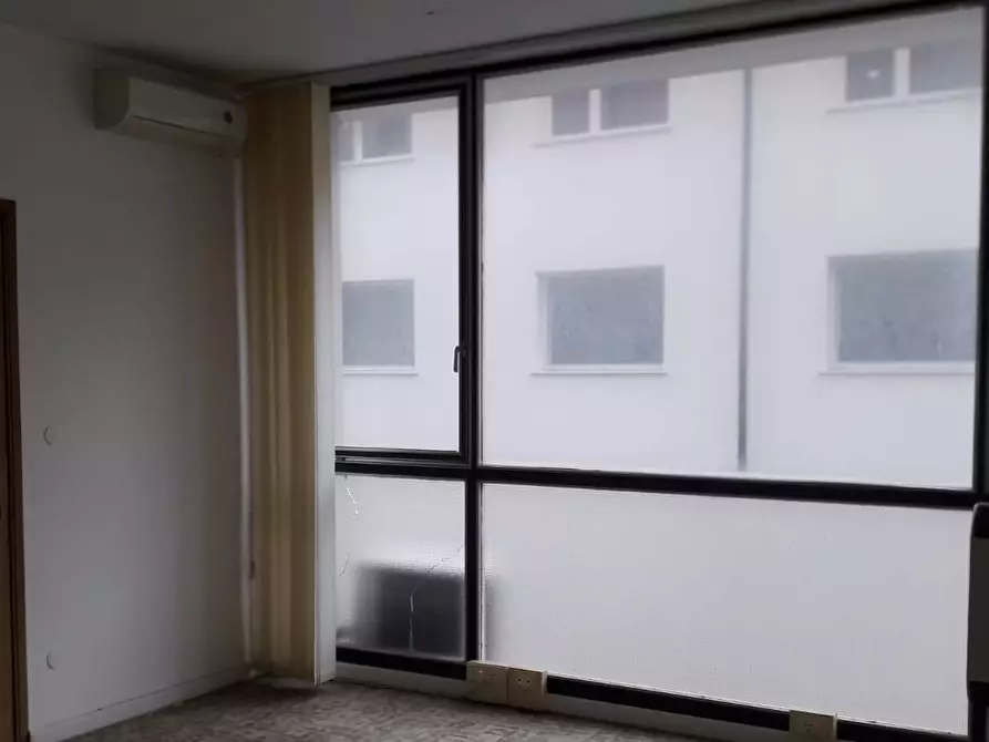 Immagine 13 di Ufficio in affitto  in via ugo la malfa a Cascina