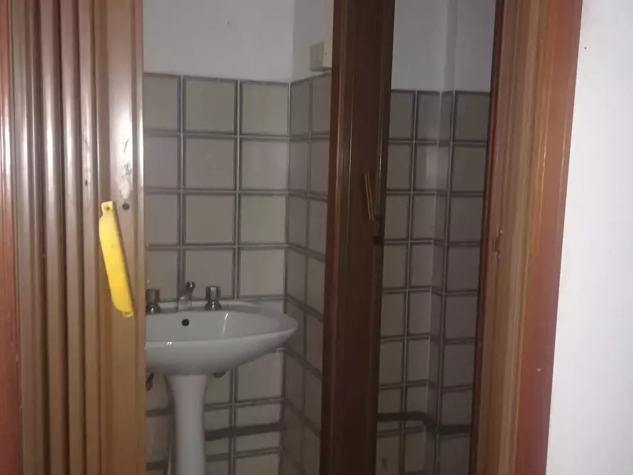 Immagine 10 di Attività commerciale in affitto  in Via Cosimo Del Fante 12 a Livorno