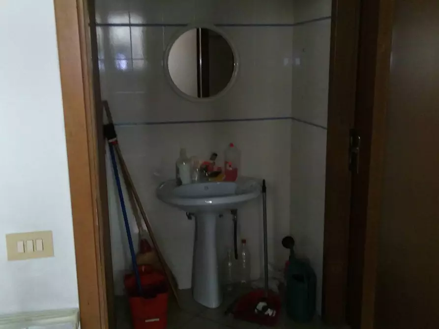 Immagine 7 di Attività commerciale in affitto  in Via Fiume 81 a Livorno