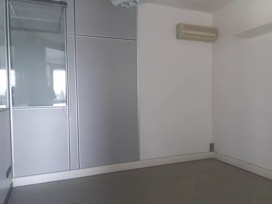 Immagine 4 di Ufficio in affitto  in via lenin - a San Giuliano Terme