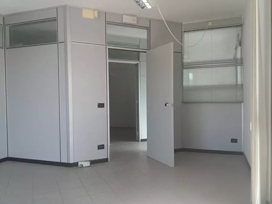 Immagine 8 di Ufficio in affitto  in via lenin - a San Giuliano Terme