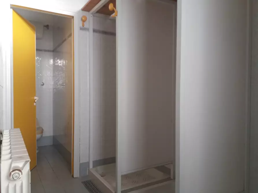 Immagine 5 di Attività commerciale in affitto  in di vittorio 35 a San Giuliano Terme