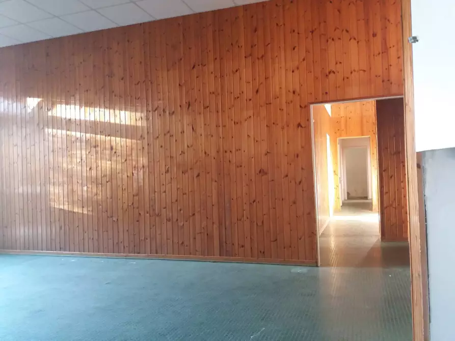 Immagine 3 di Attività commerciale in affitto  in di vittorio 35 a San Giuliano Terme