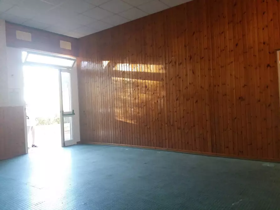 Immagine 4 di Attività commerciale in affitto  in di vittorio 35 a San Giuliano Terme