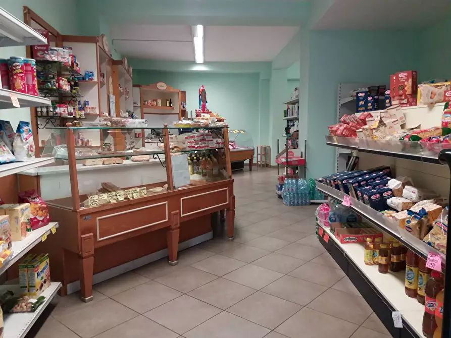 Immagine 2 di Attività commerciale in affitto  in via veneto - a San Giuliano Terme