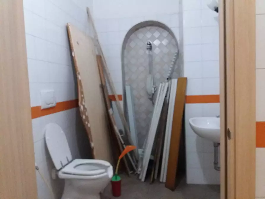 Immagine 4 di Attività commerciale in affitto  in via veneto - a San Giuliano Terme