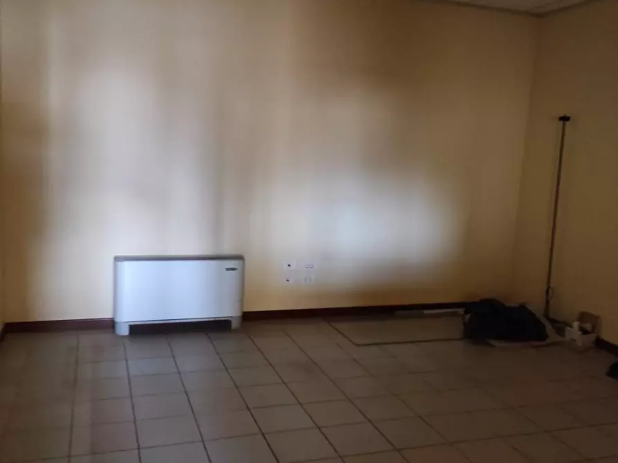 Immagine 10 di Ufficio in affitto  in Via Sarzanese 90 a Lucca