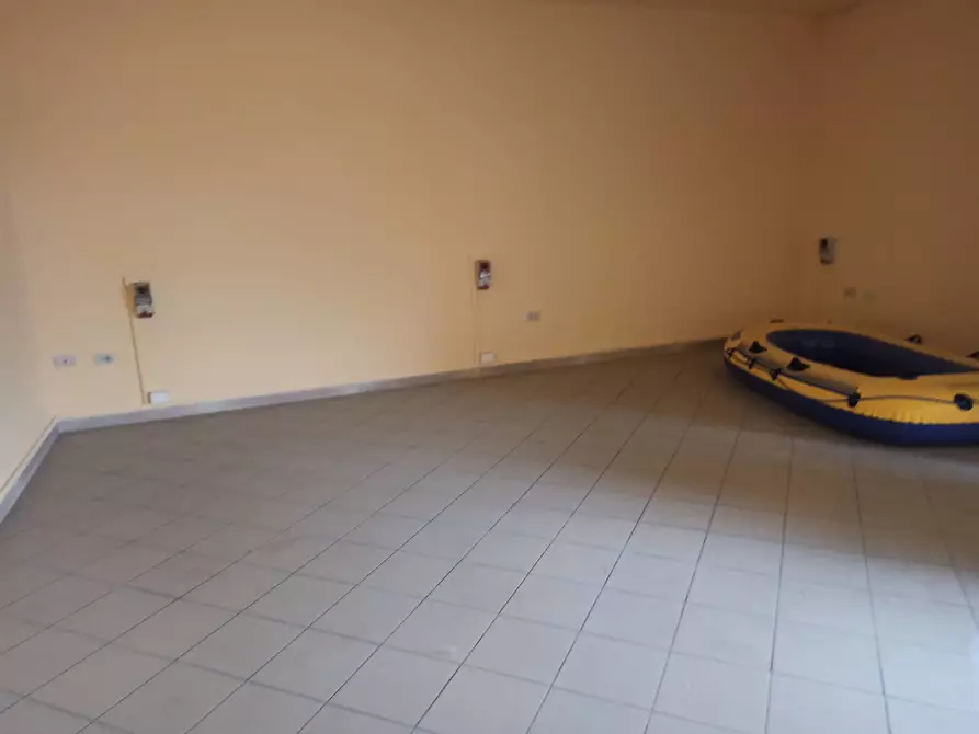 Immagine 8 di Attività commerciale in affitto  in via calcesana - a San Giuliano Terme