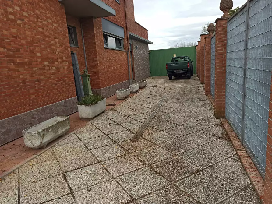 Immagine 10 di Attività commerciale in affitto  in via calcesana - a San Giuliano Terme