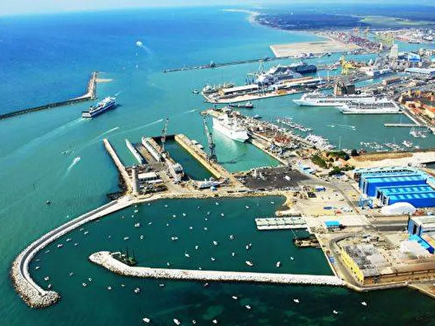 Immagine 8 di Attività commerciale in affitto  in Piazza Elia Benamozegh 10 a Livorno