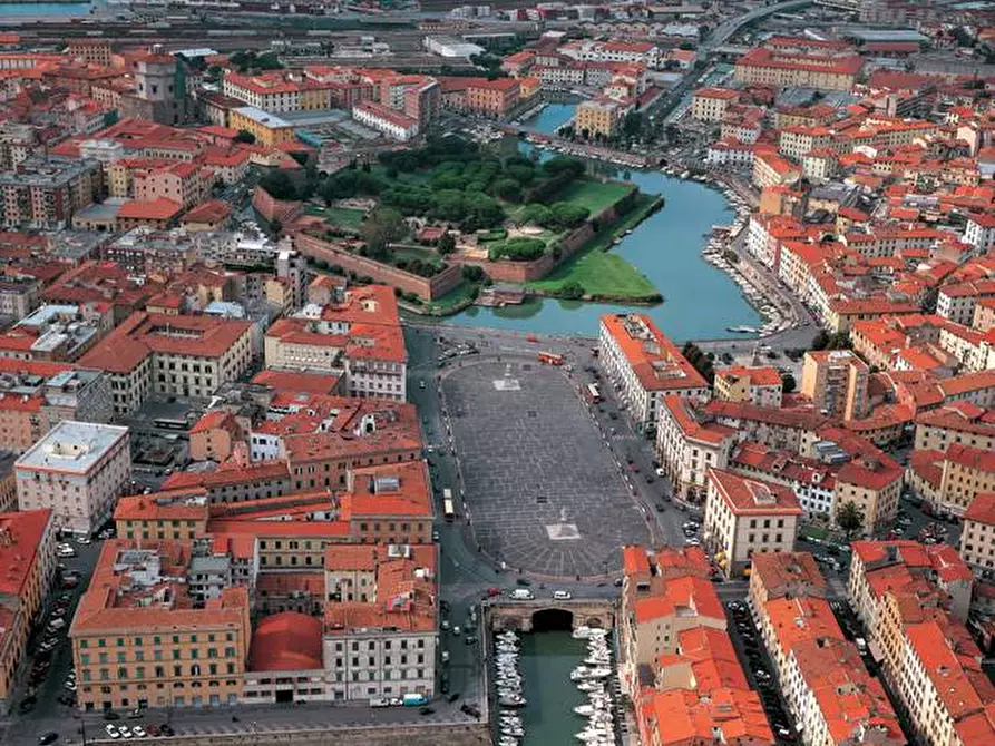 Immagine 9 di Attività commerciale in affitto  in Piazza Elia Benamozegh 10 a Livorno