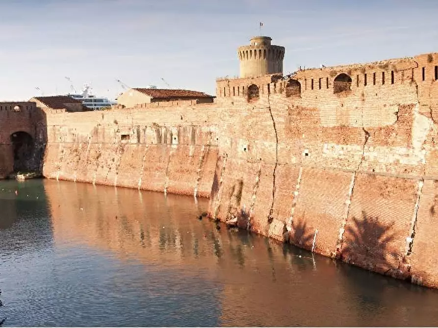 Immagine 10 di Attività commerciale in affitto  in Piazza Elia Benamozegh 10 a Livorno